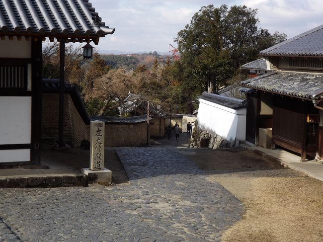 ２月堂、降りたところの土塀は良い感じです。