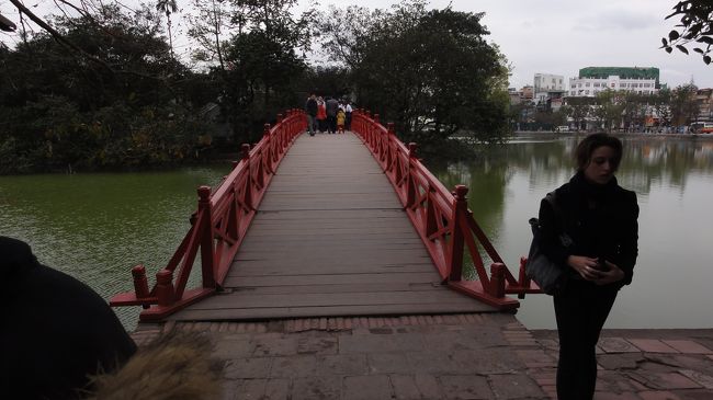 ホアンキエム湖の中、フク橋を渡り玉山祠へ大きな亀の剥製を見に行きます。入場料は２万ドン（約８０円）