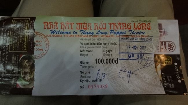 ９時前頃に行って９時３０分開演のチケットを買えました。１０万ドンだから約４００円。