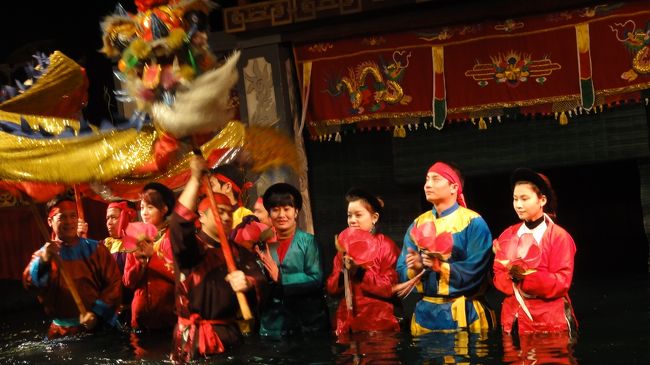 演劇の内容は言葉が分からなくても日本語パンフレットに書いてあるので大体理解できます。