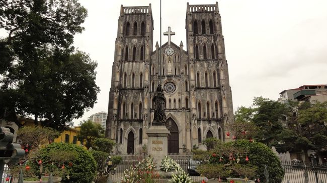 ハノイ大教会。外観はちょっと汚れが目立ちます…