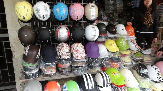 バイクに乗る人が被っているヘルメット。安いですが造りが悪いのであまり役に立たないと思います。<br />ポニーテール用に後ろ側に半円形の溝が有るものも売っています。