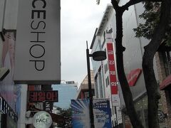 そして飛行機の中ではすっかり爆睡ｚZＺ
そりゃそうだ(笑)

あっという間に仁川空港に到着した。
空港からホテルへは送迎があったので、
一端ホテルに行ってチェックインした。

その後タクシーで明洞へ。

コスメショップが並ぶこの通り懐かしい！
１回目の時はもう来ないと思ってたのにな。