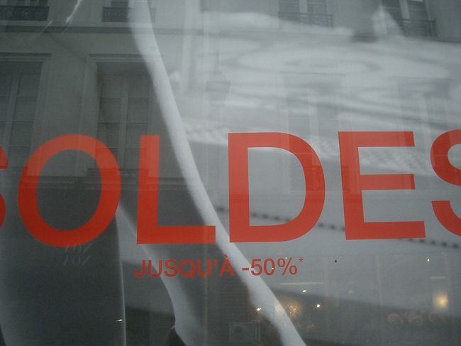 まちはセールの真っ最中。50パーセント引きですよ。