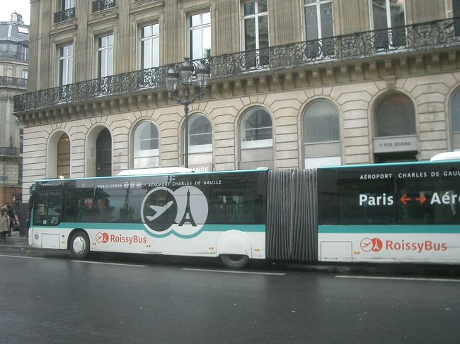ユニクロの前から空港行きのバスが出ています。