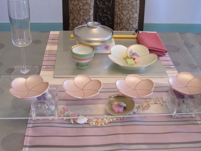 <br /><br /><br />桃の花でしつらえた食卓