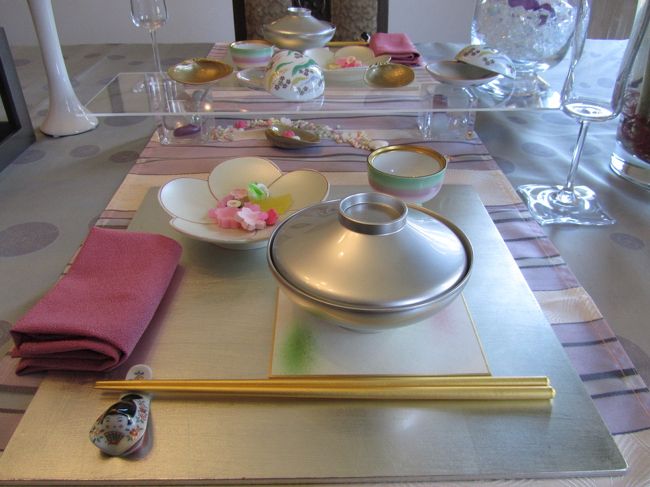 <br /><br />ひし餅の色の敷き紙を用いて、<br /><br />ひな祭りの楽しさを物語ります。