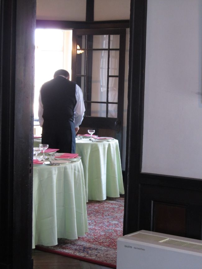 <br /><br /><br /><br />館内では、ウェディングのスタッフの方々が、<br /><br />忙しそうに準備をされていました。<br /><br /><br /><br /><br />