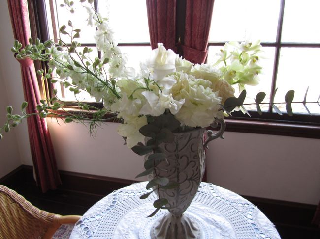 <br /><br /><br />窓際に、白でコーディネートされた花が置かれていました。