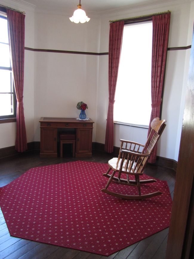 <br /><br /><br />塔の部屋<br /><br /><br /><br />東の窓は、日差し除けのスクリーンが下りていました。