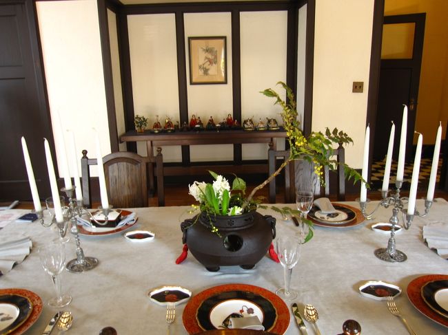 <br /><br />茶釜に花が活けられています。<br /><br /><br />ヒヤシンスとヒラギナンテン<br /><br />