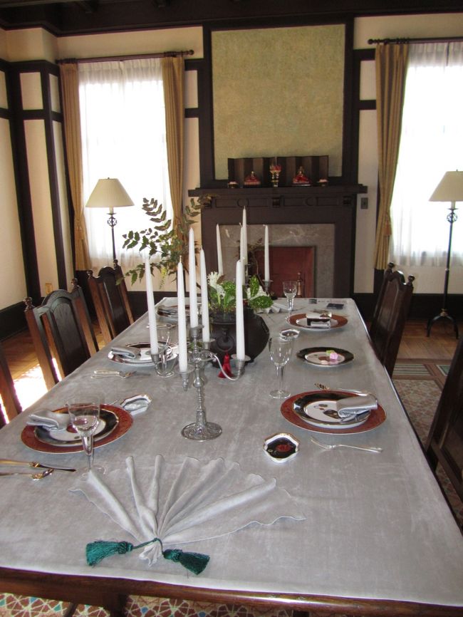 <br /><br /><br /><br /><br /><br />向こうに親王飾りが…