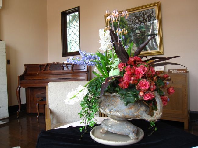 <br /><br />ベゴニアやヒヤシンスの寄せ植えが置かれていました。