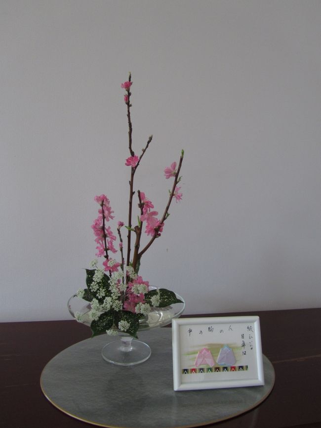 <br /><br />寝室のサイドテーブルに桃の花