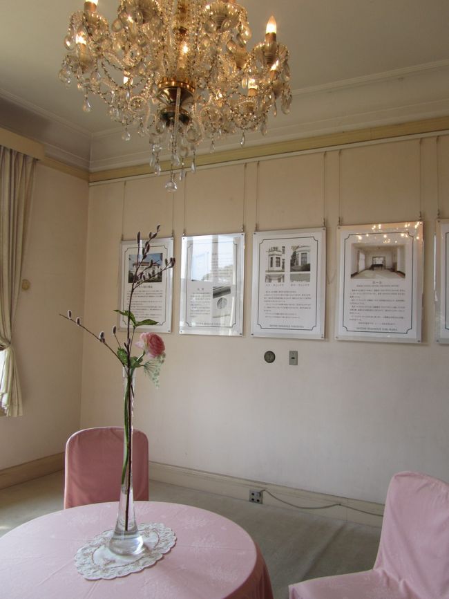 <br /><br />もうひとつの部屋<br /><br /><br /><br /><br /><br />豪華なシャンデリアの下に、<br /><br />シンプルに活けられた花。