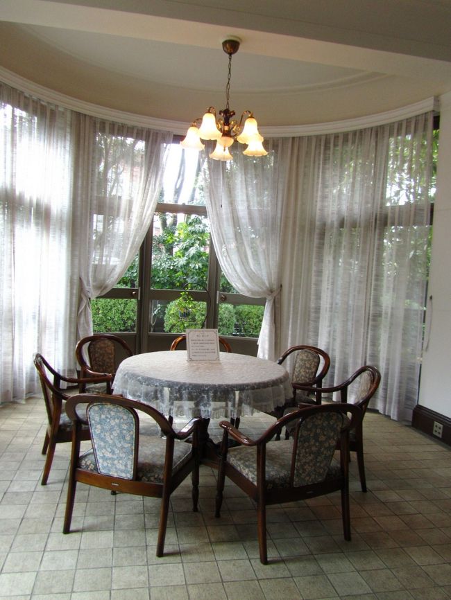 <br /><br /><br /><br />ここは、１階のサンルーム<br /><br /><br /><br /><br />コンサートが度々開催される部屋なので、<br /><br />タイミングがよくないと入れません。<br /><br /><br /><br /><br /><br /><br />