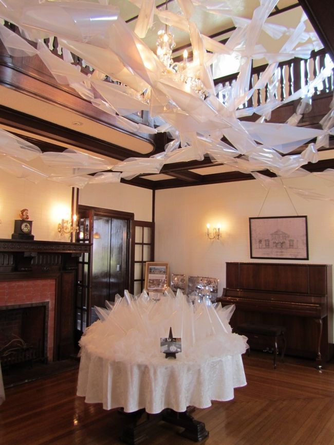 <br /><br /><br /><br />山手１１１番館<br /><br /><br />玄関ホールの飾り付け<br /><br /><br /><br /><br />山手芸術祭参加作品<br /><br />光の波線−Wave of Daylight<br /><br /><br />この作品は、このホールにふりそそぐ「光」をイメージしたものです。<br /><br />射し込む自然光を触れられる輪郭ある形に置き換え<br />上階の開口部から下りてくる柔らかな軌跡を描いています。<br /><br />　　　　　　　　　　　（案内板より）<br /><br />　　　　　　