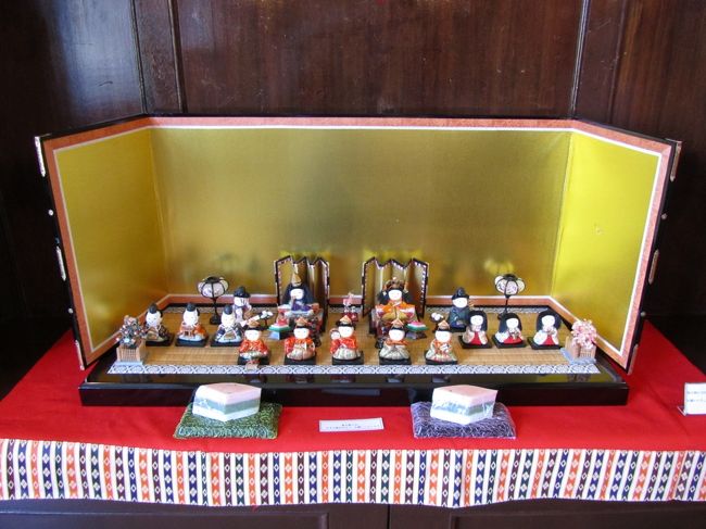 <br /><br /><br /><br />サイドボードのミニひな飾り