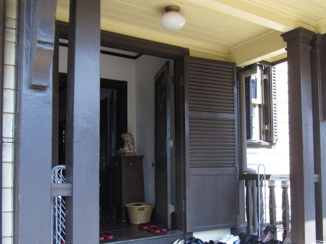 <br /><br />いつもは閉められている玄関が開いています。