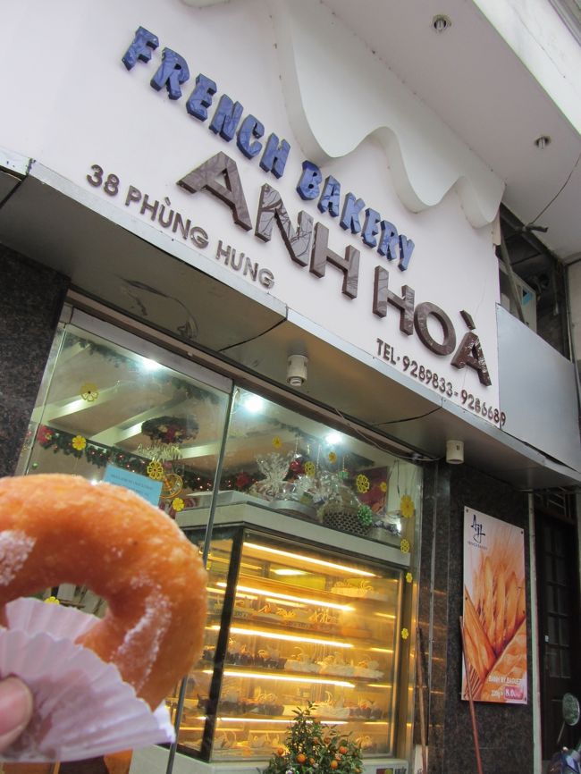 地元のパン屋さん<br /><br />ドーナツ1.2万ドン<br />雑穀パン1.5万ドン