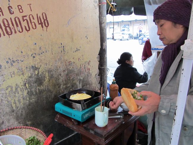 ホテルの近くにあるパイミー屋さん<br />卵バイミー1.5万ドン<br /><br />