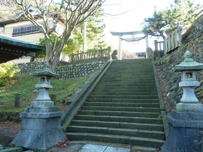 奥の細道を訪ねて第14回10能生海岸を面して建つ重厚な茅葺屋根の古刹白山神社 in 能生
