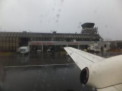 雨のコウノトリ但馬空港に着陸しました。
着陸する際には空港をぐるっと回って着陸するのでなかなか圧巻の景色が広がります。進行方向左だったのでよくそれが見えました。