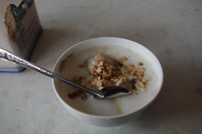 現地のデザート（Banh Troi Tau）<br />生姜湯の中に白玉が入っている。18000ドン。<br />日本人の口に合う味で、美味しい。<br />