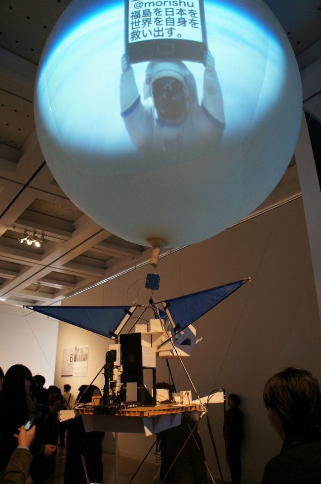 エンターティメント部門の大賞作品の「スペースバルーンプロジェクト」<br /><br />「この星の想いをつなぐ」をテーマに、スマートフォンGALAXY S?を特殊なバルーンに載せ、アメリカ・ネバダ州から上空30,000mの成層圏へとフライトさせたプロジェクト。約90分のフライトの模様は衛星通信経由のUSTREAMを通じて配信。また、Twitterなどで募集した「宇宙へ届けたいメッセージ」が飛行中のGALAXY S?に表示され、宇宙からの景色と共にリアルタイムで世界中に届けられた。過酷な通信環境の中、プロジェクトを成功させるべく尽力した日米のスタッフを応援するツイートも数多く寄せられ、総視聴者数は38万人を突破した。 <br /><br />（WEBより引用）