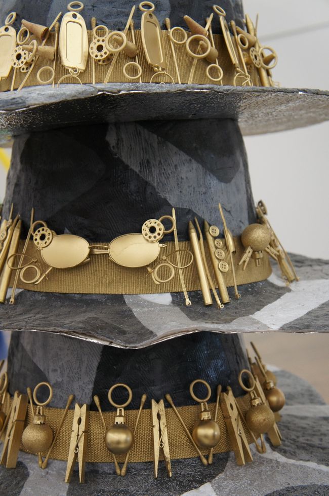 はさみやらクリップを使ったオブジェ。