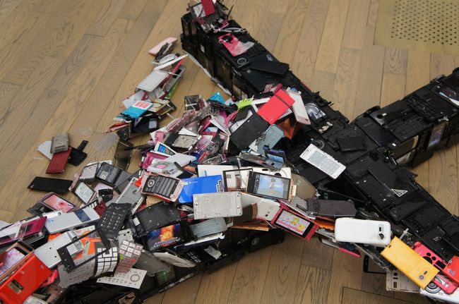 使用済みの携帯電話作品。<br /><br />んーっ何が表現したいんだろう？