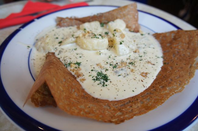 ゴルゴンゾーラのクリームソースがたっぷりのガレットは、ポテトも添えられてて美味しい〜