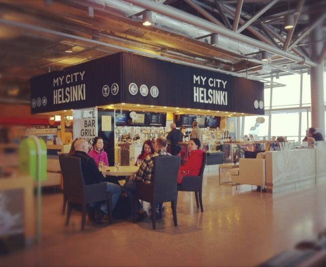 ヘルシンキの空港は降り立った瞬間、その他のヨーロッパの都市と少し違って、ストンと澄んでいる、しずかな空気が充満していました。<br />自分が歩くのを止めたら、まわりのしーんとした空気に包まれるような、不思議な雰囲気でした。<br /><br />その空気は、空港のバスのなかもそのままで、知り合いと座っている人たちの話す声はちいさく、ひとりの人も騒々しい動きなどせず、道路の雪景色に調和するように静かでした。<br /><br />おおきな荷物を空港のロッカーに預けて、ちいさなボストンバッグで町へ。