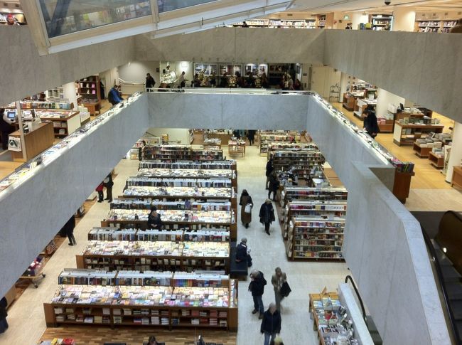 友達の案内で「カモメ食堂」のロケ地でもある本屋さんへ。