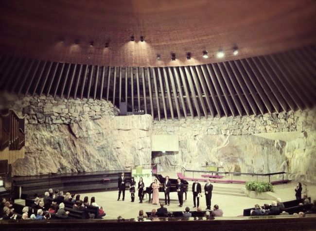 大使館主催の、震災追悼コンサート。<br />石造りのテンペリアウキオ教会へ。