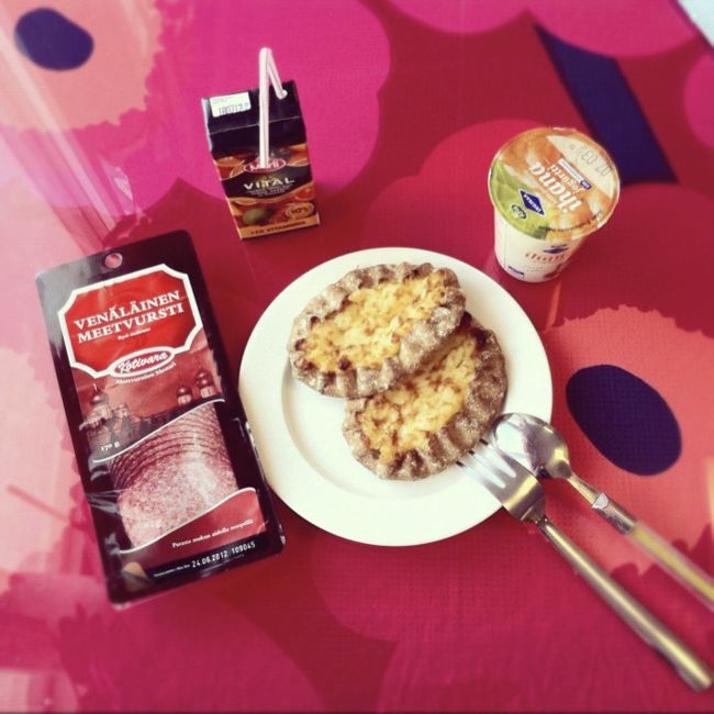 スーパーで買ったサラミや、カレリアパイで朝ご飯。ユースには電子レンジや冷蔵庫つきのキッチンがあって便利でした。