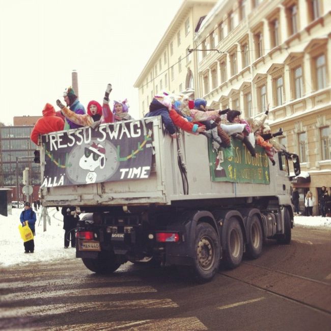 定期テストが終わった高校生がトラックの荷台からキャンディーを巻く、という不思議な行事を目撃。