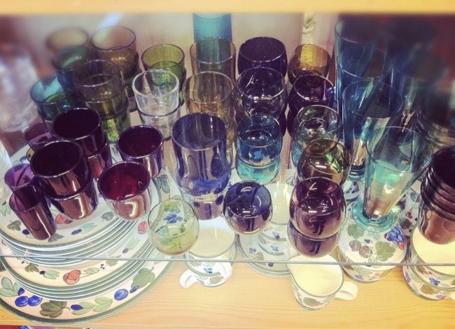 アラビア社のグラスがいっぱい。高級デパートの蛍光灯の台の上よりも、こういう売り方のほうがしっくりくる実用的なグラスたち。<br /><br />12ユーロほどで１つ買ったグラスが、のちの東京で5000円台で売られているのを見つけて、せっかくならもっと買ってくればよかったかしら・・・<br />使ってみて気に入ったら、また行ったときに買おう！