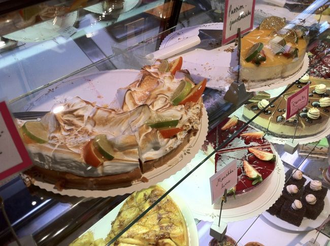 どこのカフェでも美味しそうなケーキを見かけました。