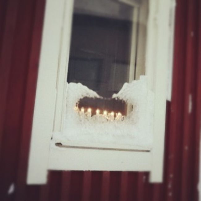 雪道を散歩中にみた窓辺。