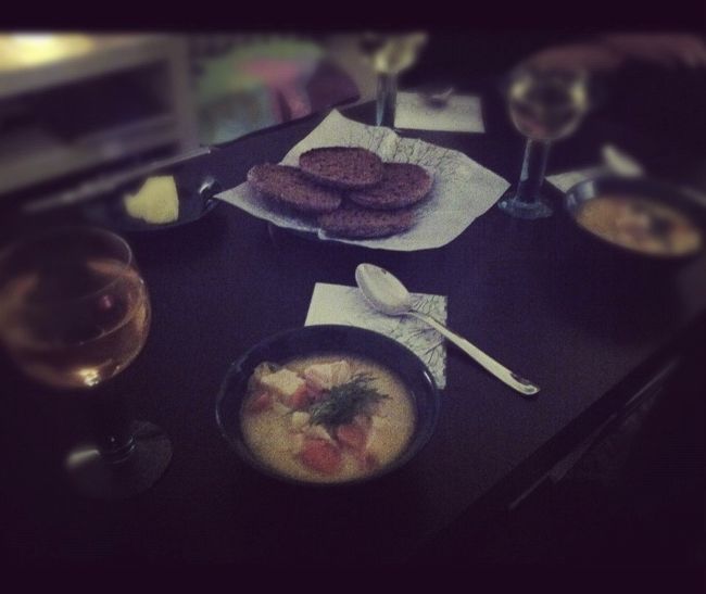 スープをご馳走になりました。<br />イッタラの器でいただくと、より美味しく感じます。<br />テーブルウェアって食欲に影響しますよね。　<br /><br />友人の相棒フィンランド人の方が、gardian grand parents?（実の祖父母ではないけれど、保証人になってくれる夫婦のことだと解釈）が、毎年１枚ずつ誕生日にそろえてくれた食器で、自分がヘルシンキで一人暮らしをはじめる頃にセットが揃ったそうです。<br /><br />必要なものを大切に使うフィンランド人の素敵な習慣を垣間みた気がしました。