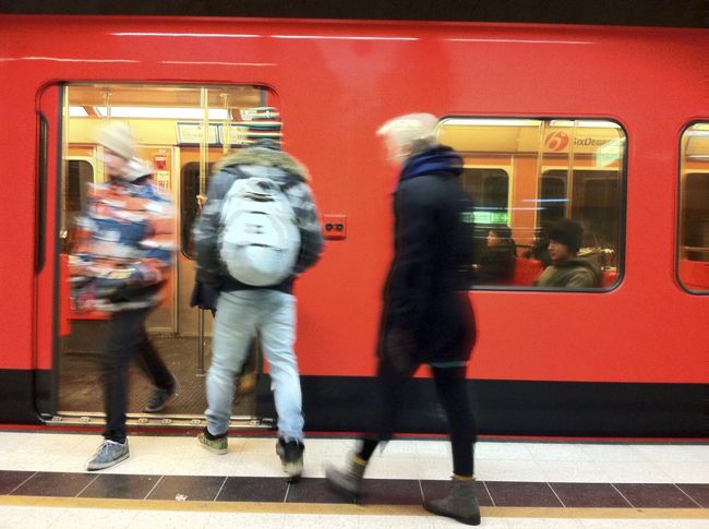 地下鉄は赤くて新しい車体。<br /><br />ちなみにフィンランドは若い国で、ロシアとスウェーデンに領土を争われた歴史をもち、建国まだ100年に満たないのです。<br />人よりも、トナカイのほうが多いんだよ、と笑う彼らはとても素朴。<br /><br />バスの中では、フィンランド語の次にスウェーデン語が流れます。学校でも、前まではスウェーデン語が必修だったそうですが、最近はそうではないそうです。<br />英語は上手。