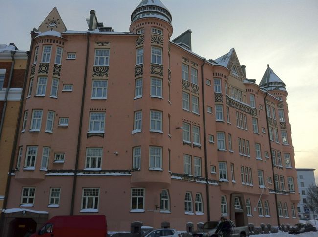 あわくカラフルな色調の街を横目に、空港へ。<br /><br />ヘルシンキの人々は着飾っていなくて、家の中では洗練されたものを大切に使い、仕事は4:30pmが定時だったり、そのぶん所得は高くないかもしれませんが、男性女性がまったく平等に仕事を分け合っていました。福祉が行き届いていることでも有名で、子育てにお金がかからないそうです。<br /><br />なんだか別の時間軸を見たような、ヘルシンキ滞在でした。