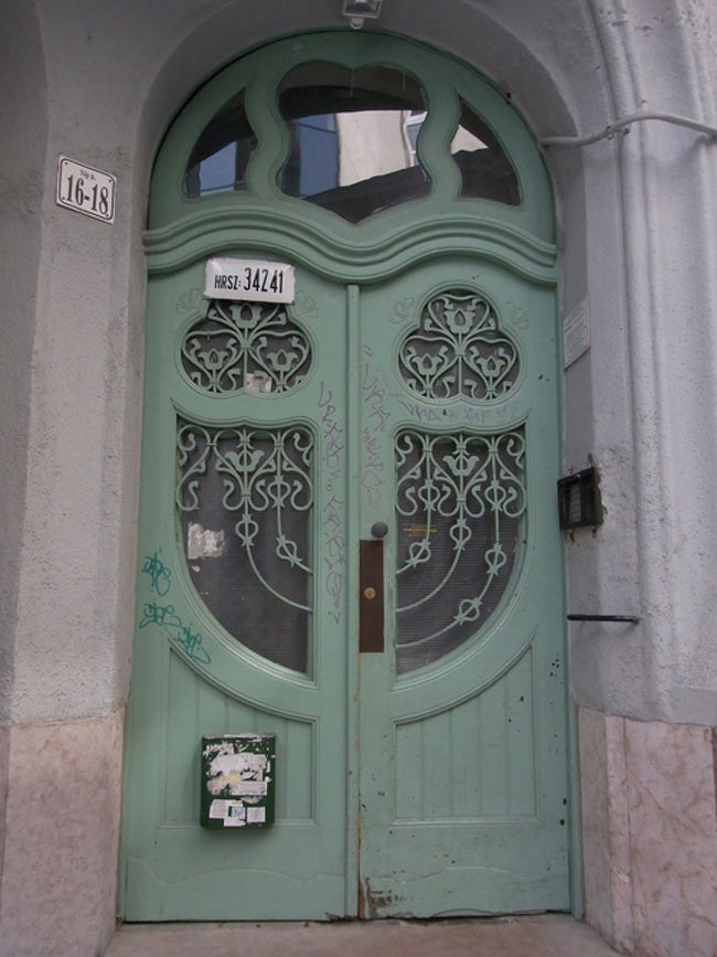 アール・ヌーヴォー様式の扉。普通の民家なのにこれ。