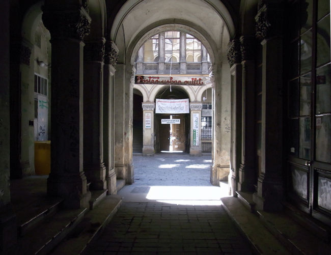 暗い通りを抜けると