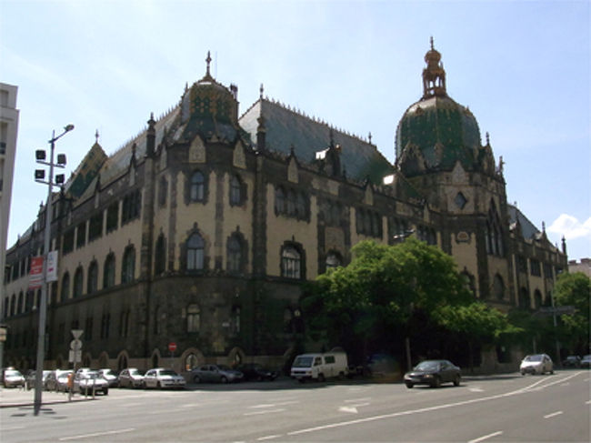 レヒネルさんという人が作った、アール・ヌーヴォー様式の工芸美術館。