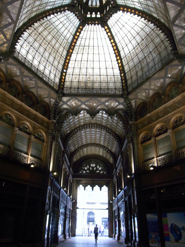 アーケード街発見！<br />凄く綺麗な建物なのに、中の店舗は少なくて、ちょっと淋しげなアーケード街でした。