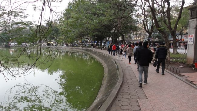 ホアンキエム湖畔の道。水は濁ってますねぇ…夜は湖畔全体がライトアップされて綺麗ですよ。