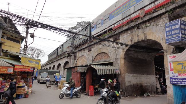 歩いている途中、偶然列車が停車しました。上が駅だったんですね。かなり長い編成で緑色のディーゼル機関車が牽引してました。二階建て車両も繋がっています。