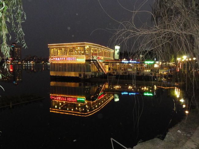 タイ湖の脇、チュックバック湖畔に有った水上レストラン。<br />照明が綺麗だったので思わず撮影。